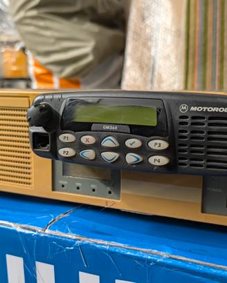 Radio Motorola GM360 con stazione base
