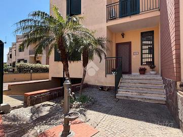 VILLA A SCHIERA D'ANGOLO A GIUGLIANO IN CAMPANIA