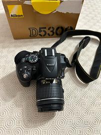 Nikon D5300 + Obiettivo 18-55 mm + Accessori