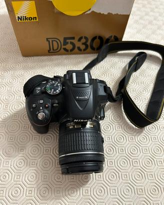 Nikon D5300 + Obiettivo 18-55 mm + Accessori