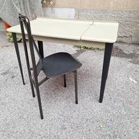 scrivania tolix design con sedie zanotta