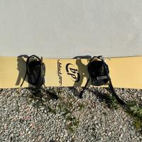 Tavola da snowboard con attacchi