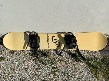 Tavola da snowboard con attacchi