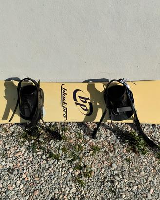 Tavola da snowboard con attacchi