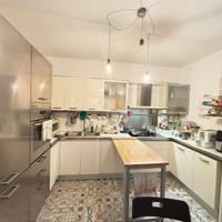 CUCINA INTERA CON TAVOLO SCORREVOLE