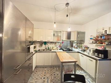 CUCINA INTERA CON TAVOLO SCORREVOLE