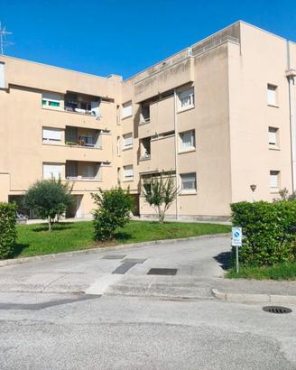 APPARTAMENTO TRICAMERE: comfort e spazio in con...