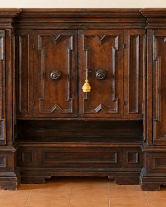 Antico stipo da sagrestia del 1600 in noce