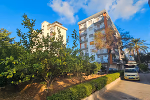 Viale Francia 168 mq con Posto Auto e Box