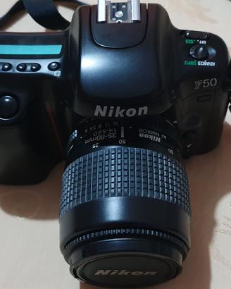 Nikon F50 con obiettivo, flash e custodia