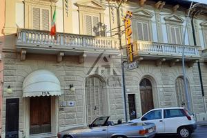 Attività / Licenza di 390 m² con più di 5 locali a
