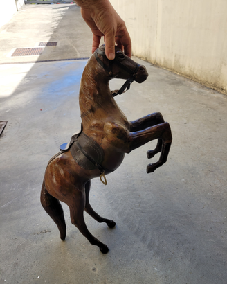Cavallo in legno e pelle
