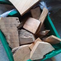 Scarti di legno d'ulivo per lavoretti artigianali