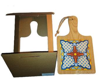 Tagliere in legno con piastrella decorata e cofane
