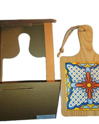 Tagliere in legno con piastrella decorata e cofane
