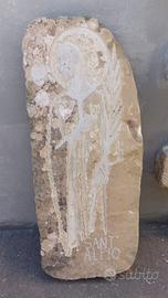 pietra scolpita a rilievo