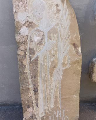 pietra scolpita a rilievo