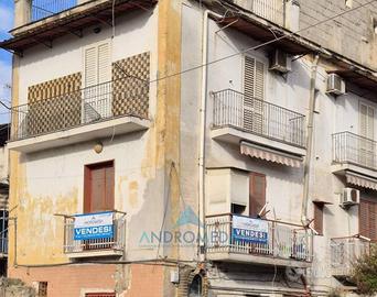 Palazzo / Stabile di 410 m² con più di 5 locali a 