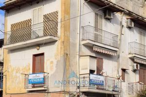 Palazzo / Stabile di 410 m² con più di 5 locali a 