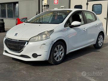 PEUGEOT 208 per ricambi usati 8H01