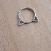 anello a forma di orecchie di gatto
