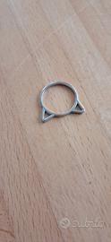 anello a forma di orecchie di gatto