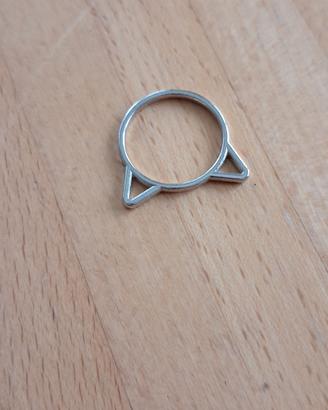 anello a forma di orecchie di gatto