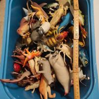 Lotto animali plastica + box ikea