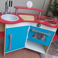 Cucina in legno + accessori stoviglie e alimenti