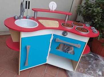 Cucina in legno + accessori stoviglie e alimenti