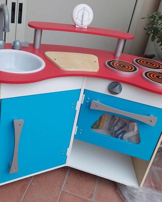Cucina in legno + accessori stoviglie e alimenti