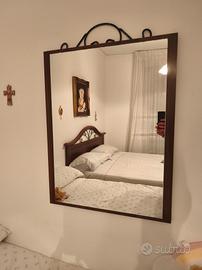 specchio con cornice in legno e ferro battuto