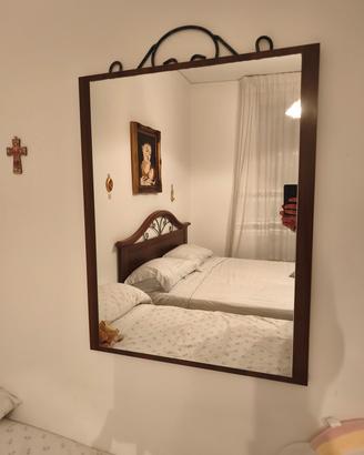 specchio con cornice in legno e ferro battuto