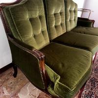 Divano vintage in velluto verde