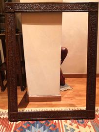 Cornice in legno di noce intagliato motivo fiore