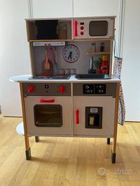 Cucina in legno completa di accessori