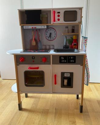 Cucina in legno completa di accessori