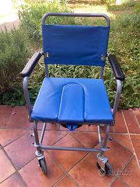 Sedia a rotelle imbottita con funzione doccia/wc