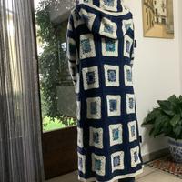 Cappotto in lana a formelle fatto all’uncinetto