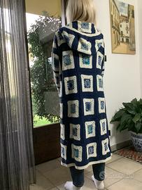 Cappotto in lana a formelle fatto all’uncinetto