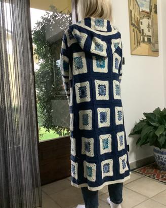 Cappotto in lana a formelle fatto all’uncinetto