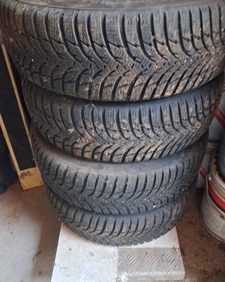 Gomme invernali con cerchi più copricerchi