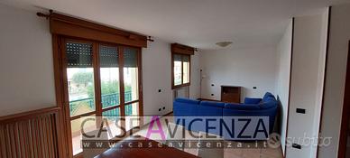 TRICAMERE SU DUE LIVELLI CON GARAGE GRANDE