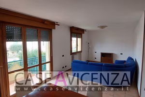 TRICAMERE SU DUE LIVELLI CON GARAGE GRANDE