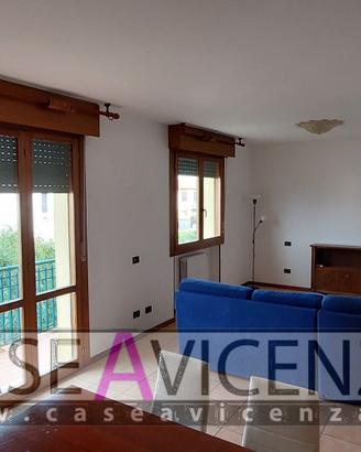 TRICAMERE SU DUE LIVELLI CON GARAGE GRANDE