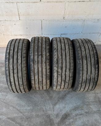 4 pneumatici 225/45/17 pari al nuovo