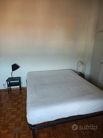 Letto matrimoniale e comodini