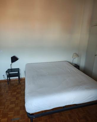 Letto matrimoniale e comodini