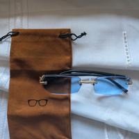 Occhiali da sole lenti azzurre senza montatura.