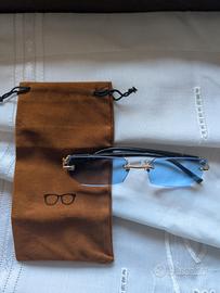 Occhiali da sole lenti azzurre senza montatura.